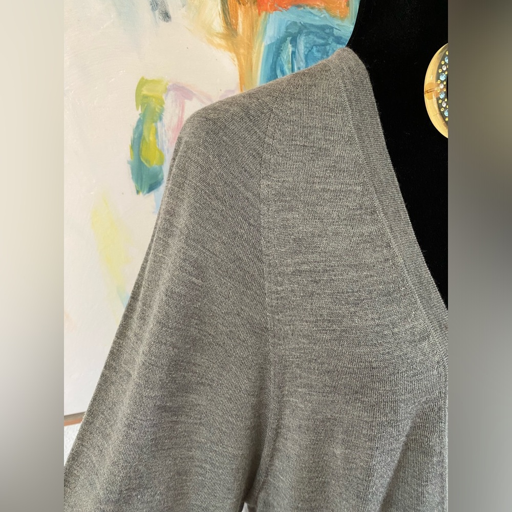 Gucci cashmere, silk and wool cardigan with gold designer buttons and gold logo. - Picture 4 of 16